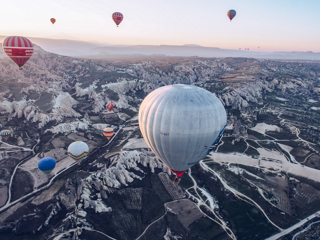 ballons, hot air balloon, valley-5356696.jpg